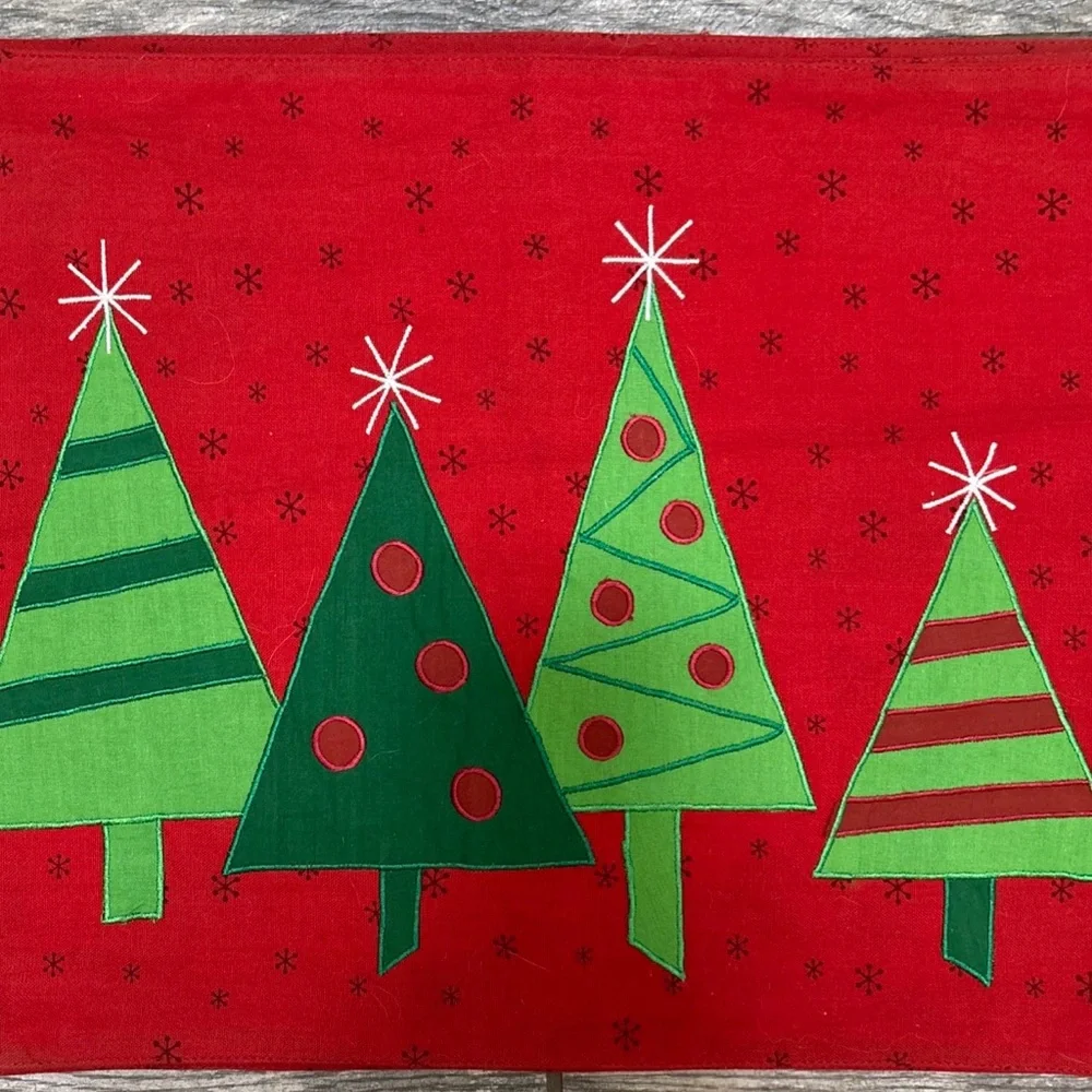 Crate & Barrel Christmas Tree Placemats set 4 100% cotton 19 x 14 applique red